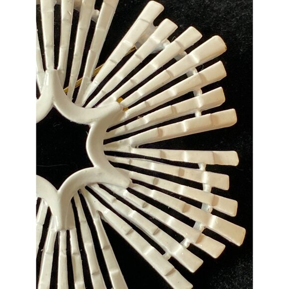 Vintage Crown Trifari White Starburst Brooch Pin J0200 - Picture 4 of 12